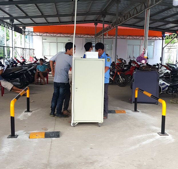 may giu xe co 1 lan xe vao 1 lan xe ra