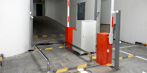 Mô hình giữ xe máy có 2 làn xe tích hợp barie tự động